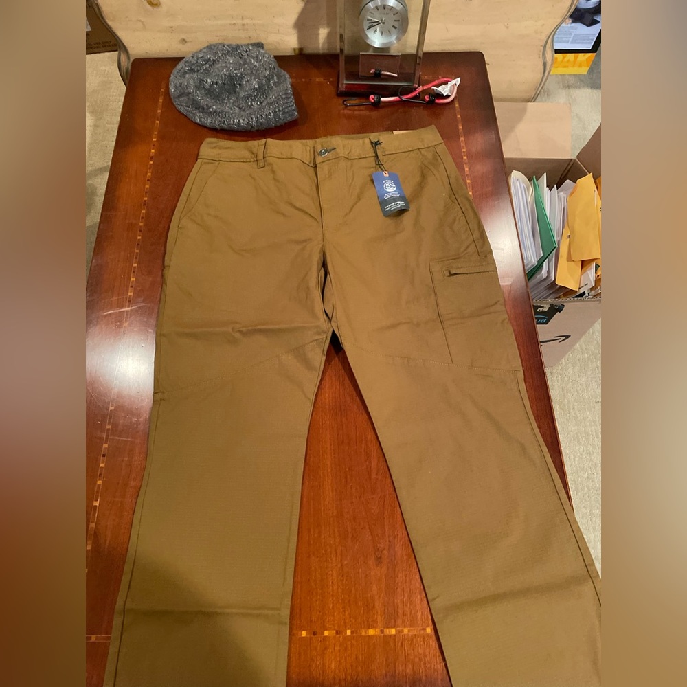 Men’s Orvis beige cargo pants *NEW WITH TAGS*